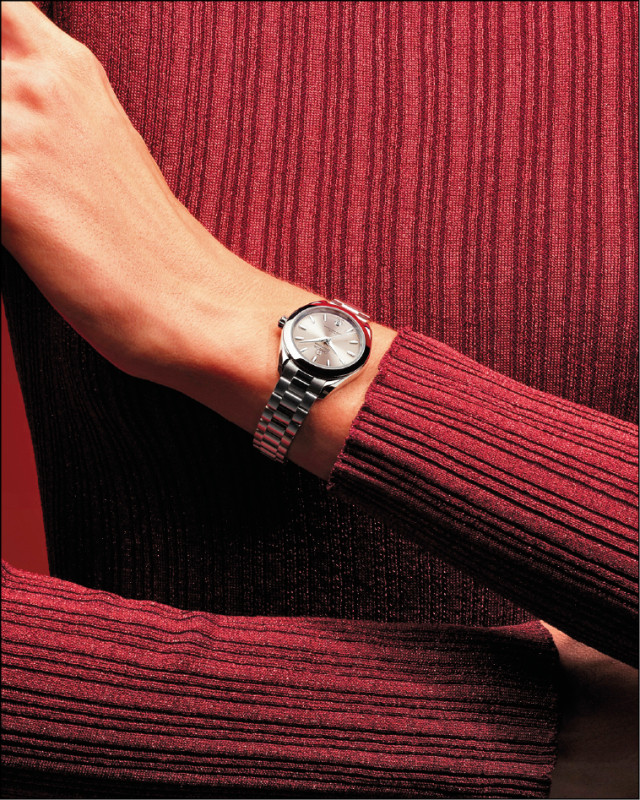 優雅外型搭配精準機芯，讓Aqua Terra 30毫米系列成為實用配件。砂巖色錶盤搭配不鏽鋼錶殼，208,000元。