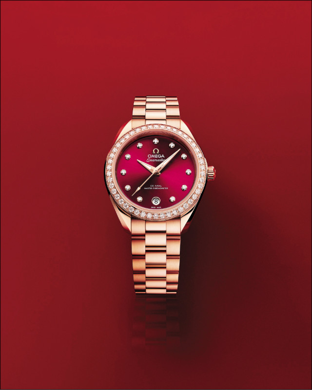 勃根地紅色款以鑽石和18K Sedna™金營造奢華質感，1,248,000元。