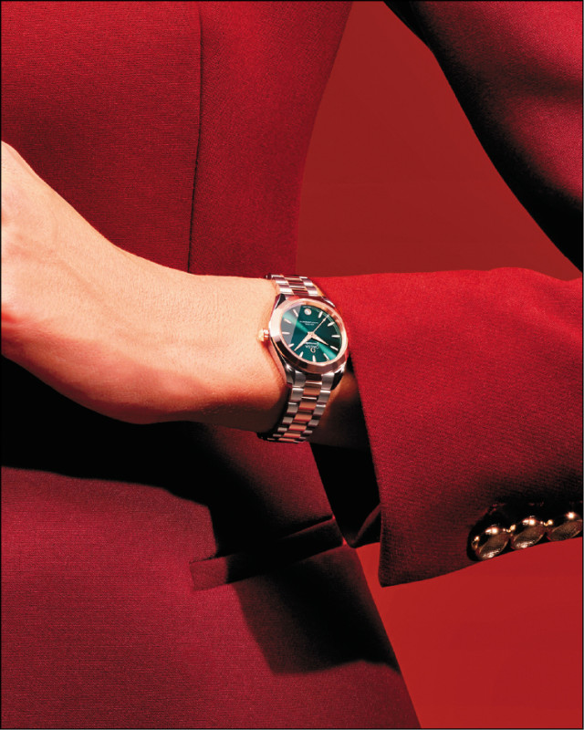 OMEGA Aqua Terra 30毫米系列以新色錶盤營造節慶氛圍。松綠色錶盤搭配不鏽鋼與18K Sedna™，347,000元。