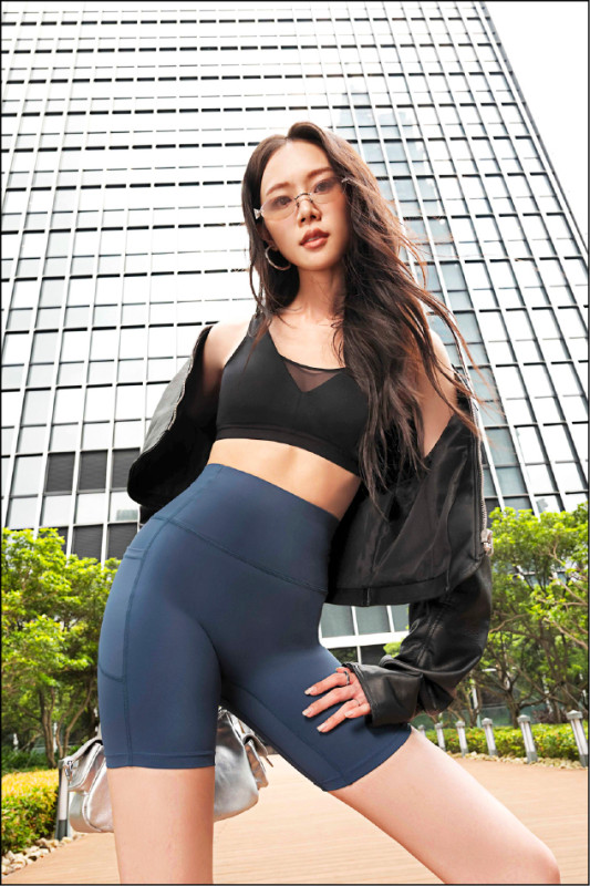 黛安芬全新透感美型運動內衣（圖上），1,780元，圖為經典⿊；高腰瑜伽短褲（圖下）去除前襠縫線，單穿也不怕尷尬，1,780元，圖為月夜藍。