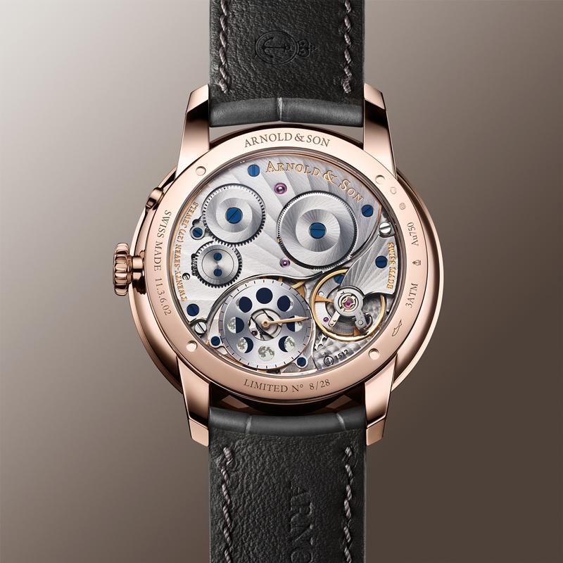 Arnold & Son Perpetual Moon 41.5懸崖灰腕錶後底蓋可欣賞機芯運作。（Sincere Fine Watches提供）