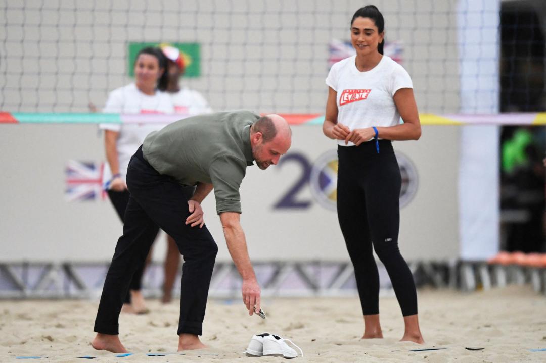 威廉王子當場脫下鞋襪，認真投入沙灘排球。