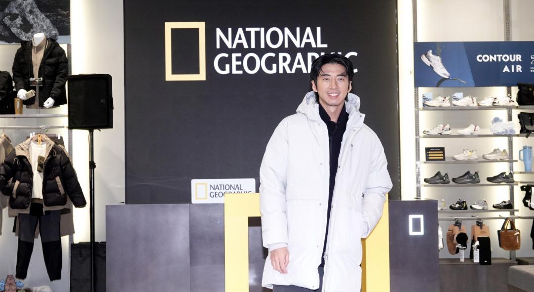 傅孟柏想去冰島旅行，今擔任一日店長，搶先試穿治裝。（圖／記者潘少棠攝）