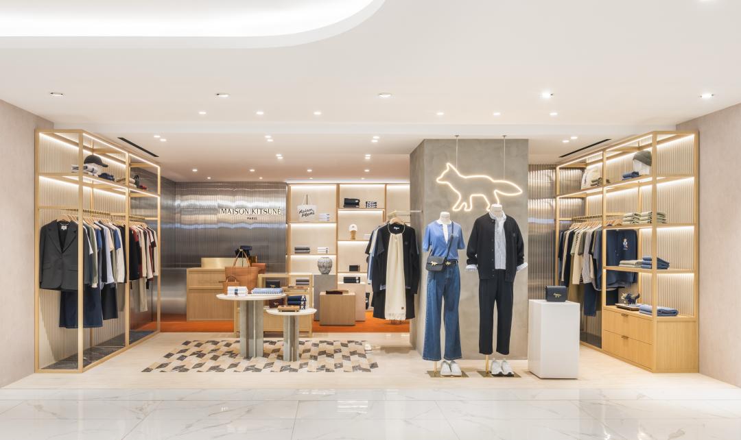 MAISON KITSUNÉ忠孝SOGO新店，延續品牌獨特日法混血基因，揉合復古與前衛風格營造時髦氛圍。