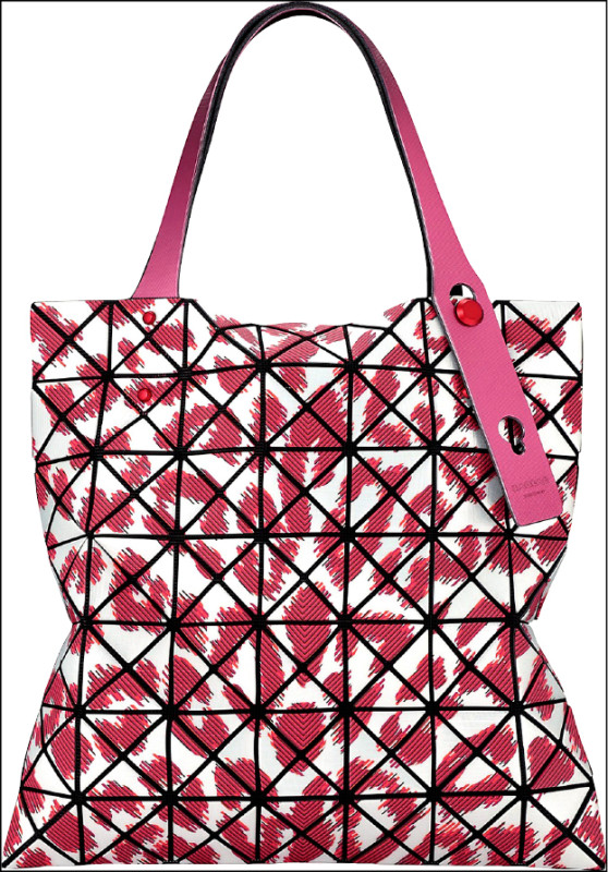 復興館：BAO BAO ISSEY MIYAKE CHIMERA S托特包，28,600元。