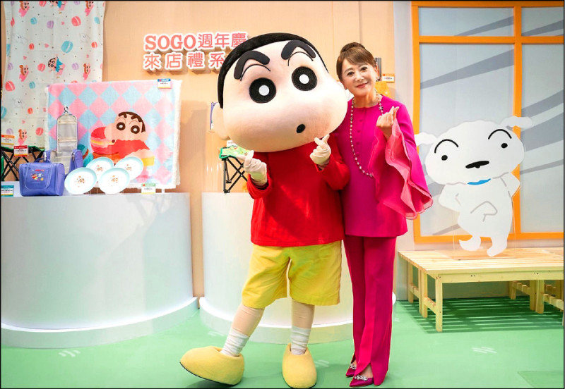 遠東SOGO百貨38週年慶推出蠟筆小新系列來店禮。圖右為董事長黃晴雯。