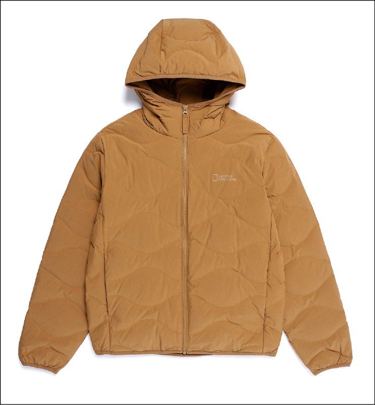 POOULI男女同款鴨絨連帽外套，以波浪縫線設計勾勒活潑感，8,180元。