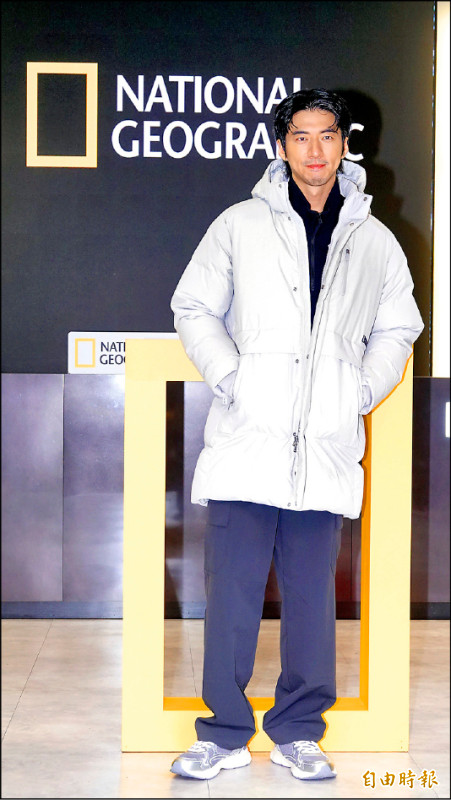 傅孟柏搶穿國家地理服飾ATLAS系列中長版羽絨連帽外套，他大讚輕盈又保暖，18,580元。（記者潘少棠攝）