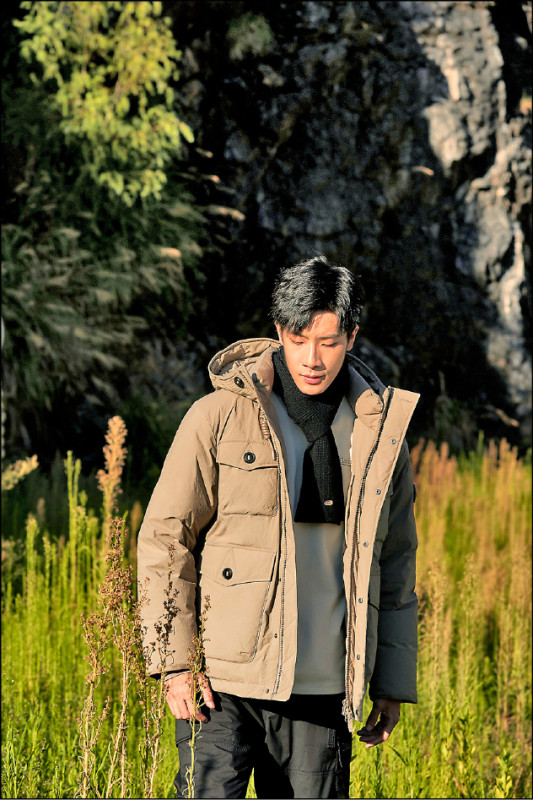 男裝NRN大口袋羽絨連帽外套，將探險工裝風格轉化為保暖單品，15,080元。