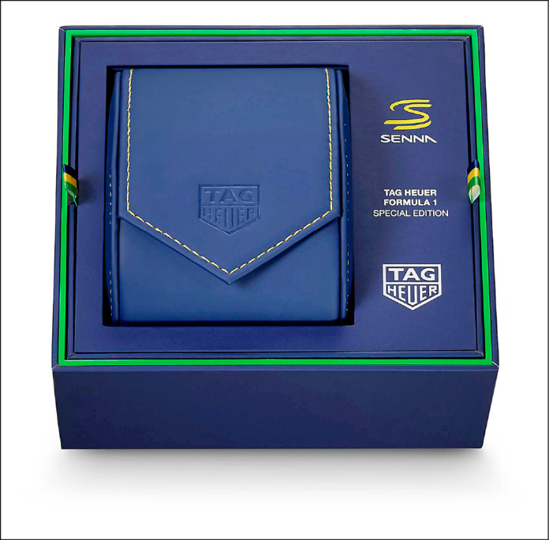 Formula 1×Senna特別版計時腕錶44毫米款專屬錶盒包裝，設計為飾有三色條紋的深藍色調，呼應洗拿頭盔配色，在腕間延續賽道精神。