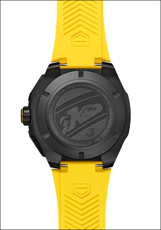 腕錶後底蓋細膩鐫刻艾爾頓洗拿佩戴賽車頭盔的肖像圖樣。