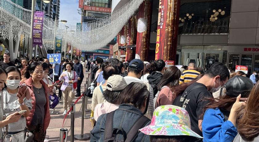 民眾購物熱情高漲，一早在大門口便湧現排隊人潮。