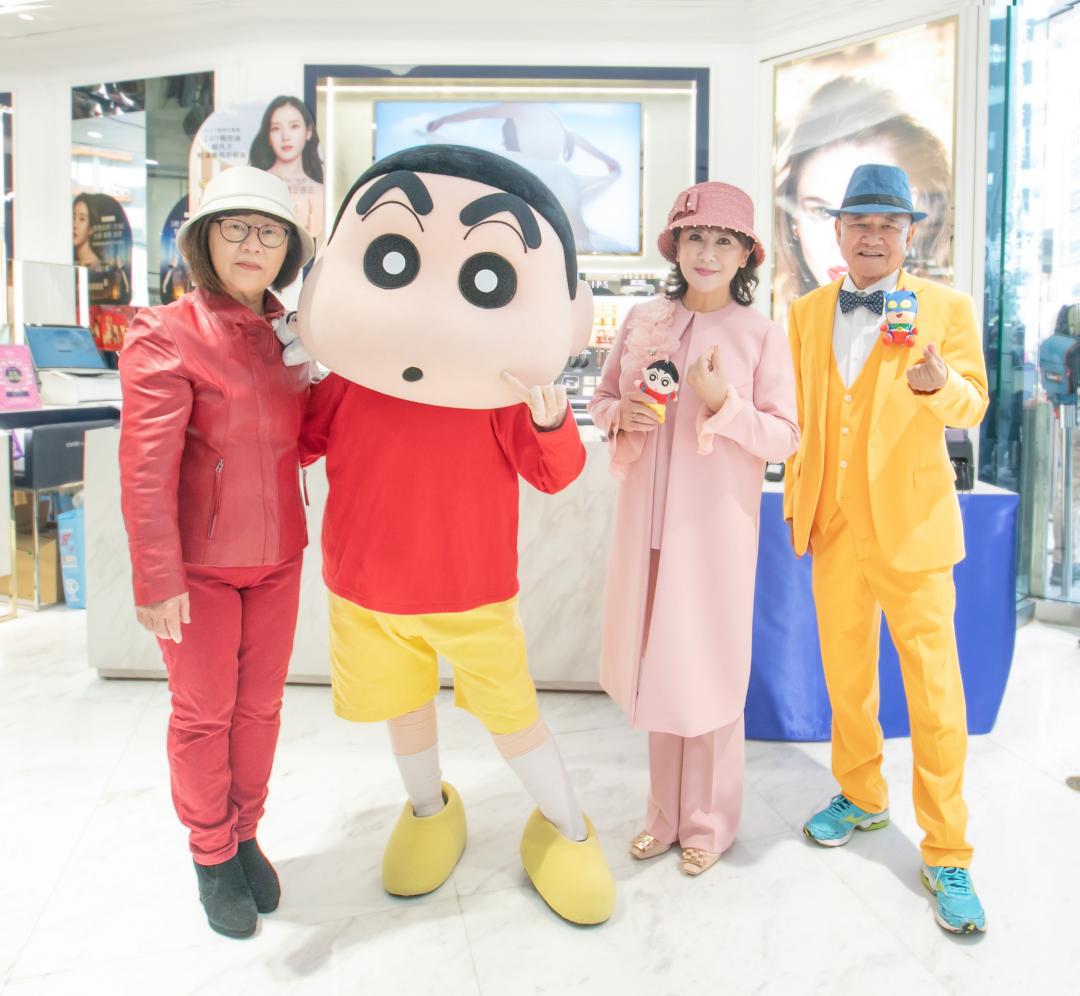 遠東SOGO董事長黃晴雯(右二)與行政總經理杜金森(右一)、營業總經理吳素吟(左一)與來店禮IP蠟筆小新一同開店迎賓。