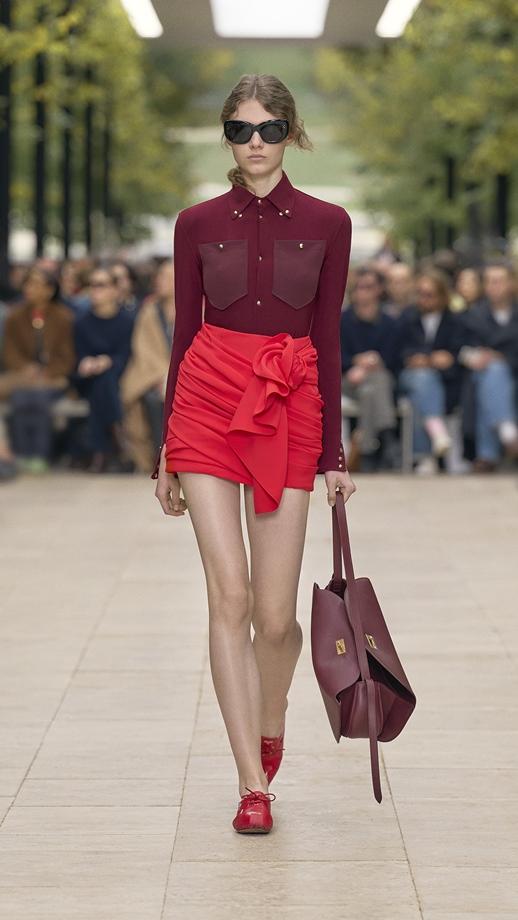 Celine利用深淺紅色及異材質混搭，為簡單的裙裝造型帶來吸睛效果。