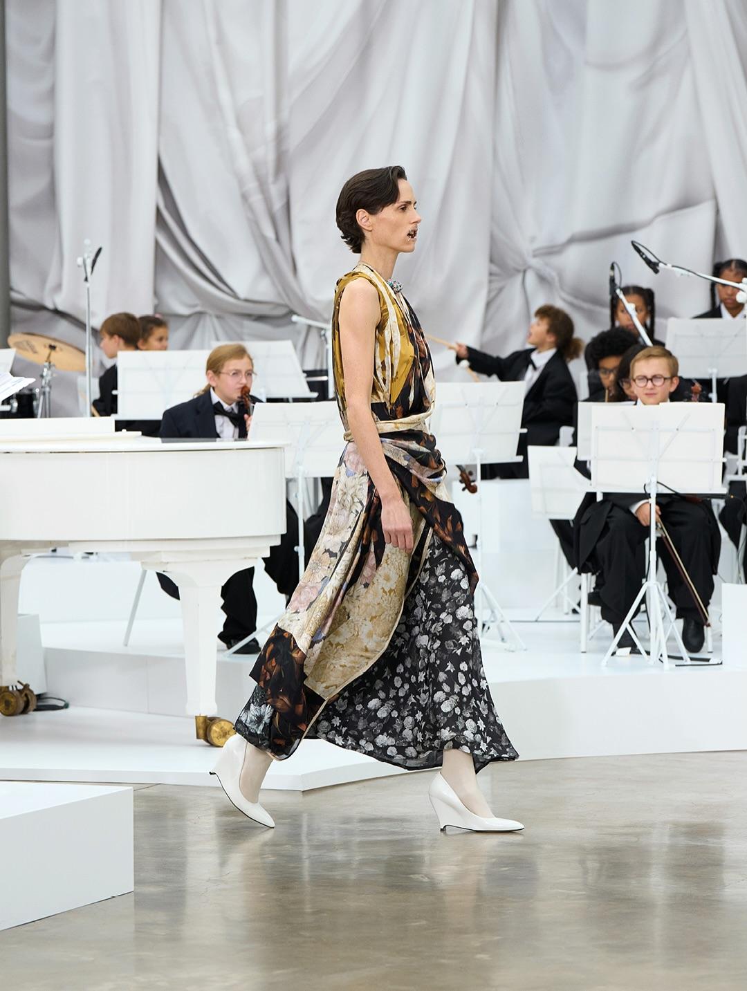 Maison Margiela在一件剪裁簡約的洋裝上一次擺上多種印花圖紋，展現大膽碰撞的魅力。（翻攝自IG@ maisonmargiela）