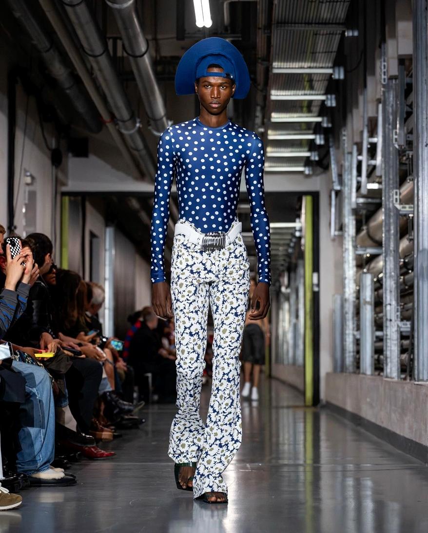 將品牌經典的藍色條紋大膽翻轉，形塑嶄新Jean Paul Gaultier的藍色印花風潮。（翻攝自IG@ jeanpaulgaultier）