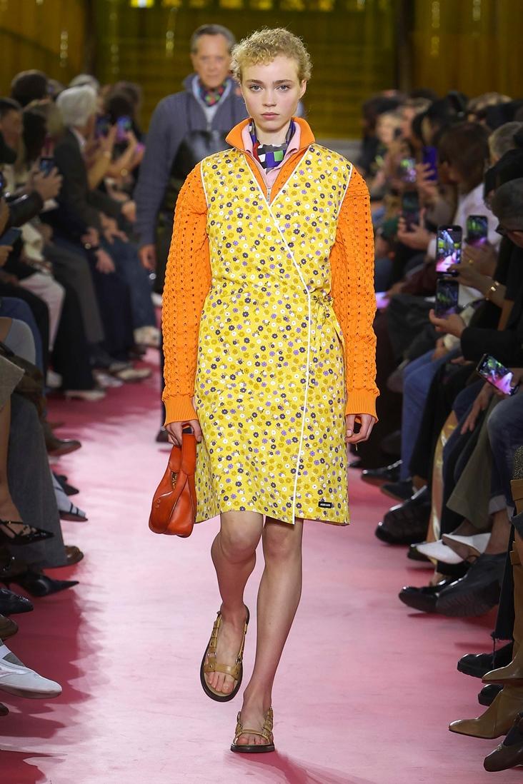 Miu Miu不只大膽運用印花，還搭配搶眼的色系，創造新穎視覺衝擊。