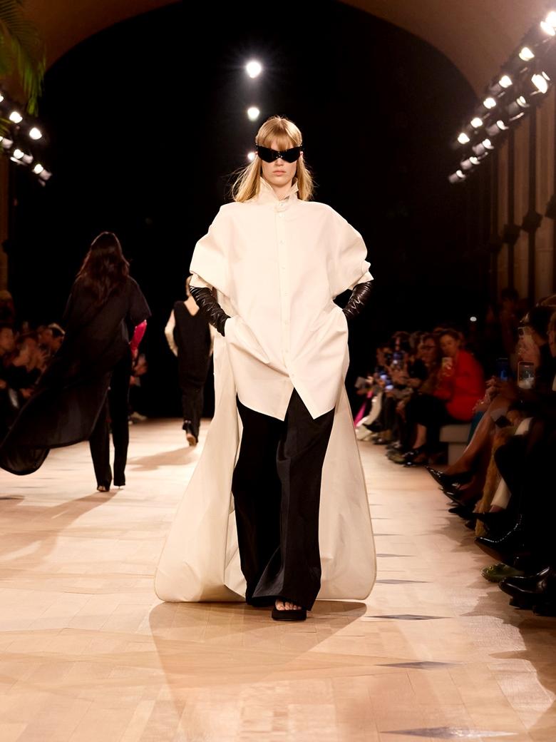 線條誇張落肩的設計，是Pierpaolo Piccioli致敬Balenciaga創辦人的亮眼設計。