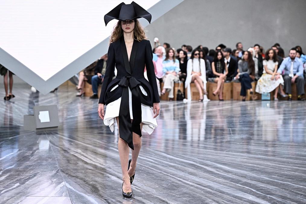 Dior經典的New Look設計S型腰線，成為Jonathan Anderson打造2026春夏系列的一大重點元素。