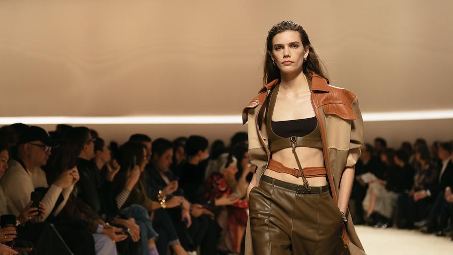 Hermès延續過去皮革與馬術的品牌核心，2026春夏系列加入運動街頭元素，形塑更加創新的造型。