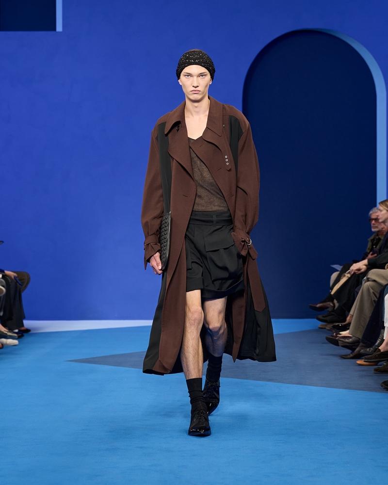 將高訂設計徹底街頭化，是本季Lanvin的重要設計風格，因此可見短褲、襪子、皮鞋與風衣的巧妙混搭。