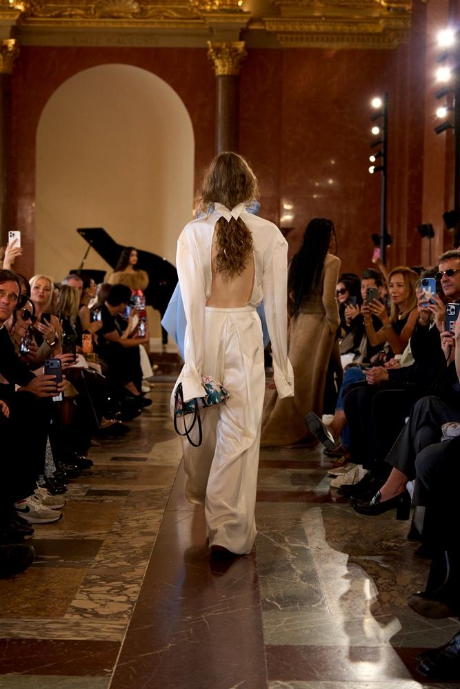 除了緞面睡衣之外，舒適的寬褲也是Louis Vuitton居家睡衣風格中的重要單品。