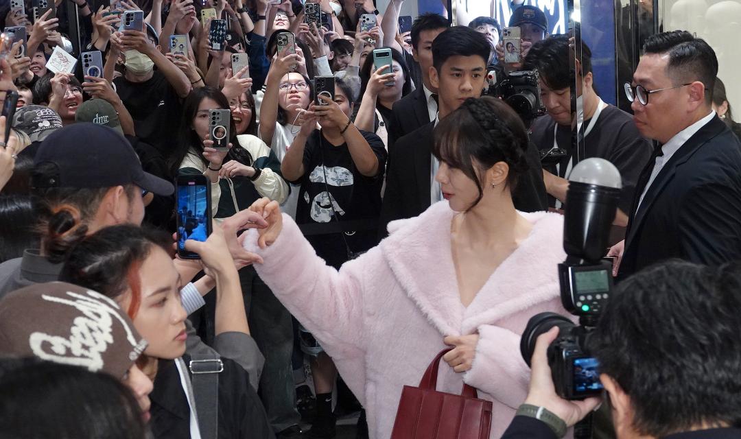 惠利寵粉無極限，與粉絲手貼手比心、擊掌。（圖／記者潘少棠攝）