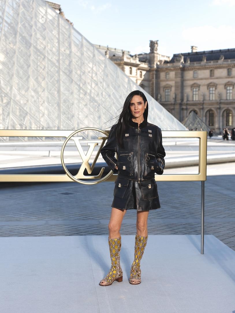 成套皮革外套的造型，為珍妮佛康納莉的Louis Vuitton大秀看秀造型帶來前衛個性感。