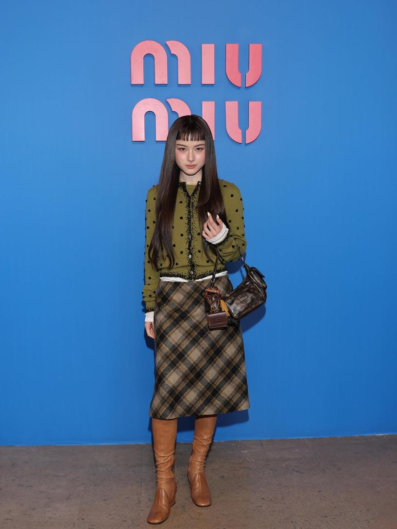 Prim在Miu Miu大秀利用搭配性高的針織外套以裙裝展現俏麗感。