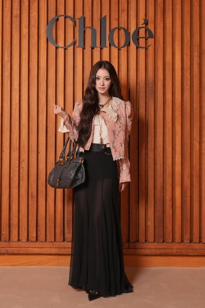柔軟的雪紡最能散發女人氣息，Anna在Chloé大秀上將雪紡長裙搭配硬挺外套創造時髦反差。