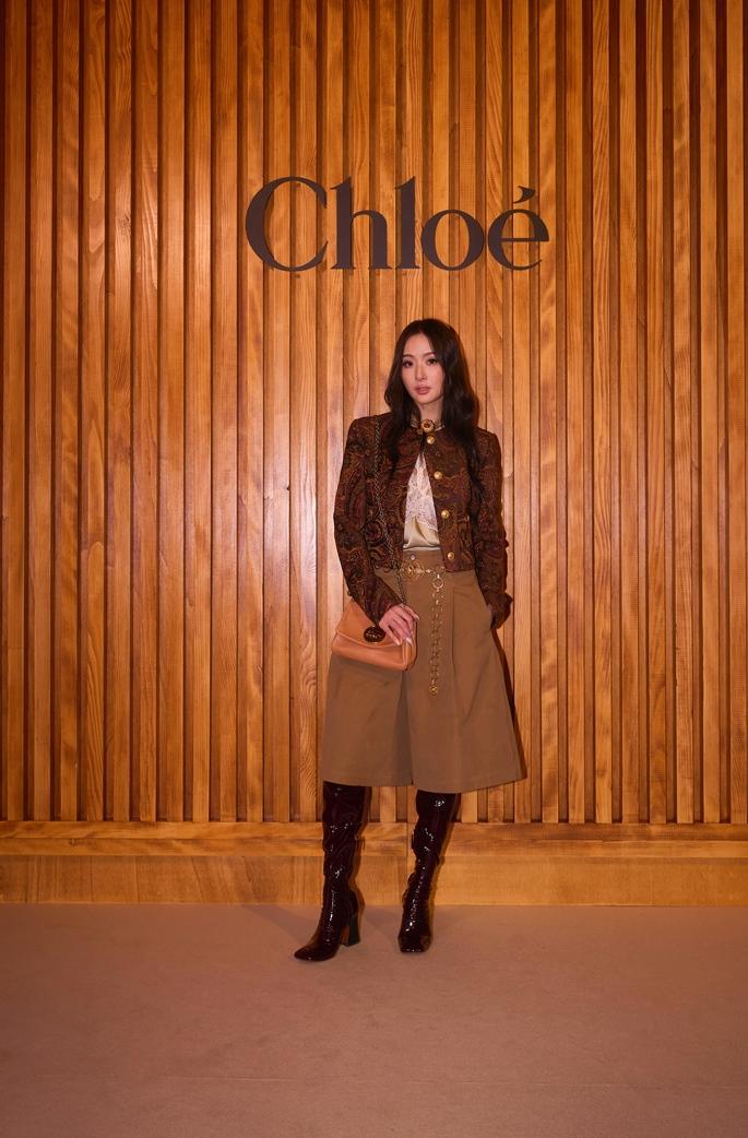 孫芸芸也是Chloé大秀座上賓，巧妙以緞面內搭與硬挺外套、裙子交織衝突時尚感。