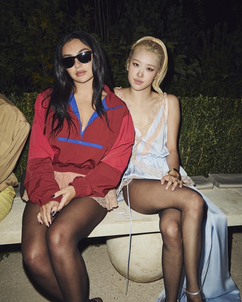 在Saint Laurent場邊，Rosé與酷娃恰莉（左）同框，兩人都以性感美腿成功吸睛。