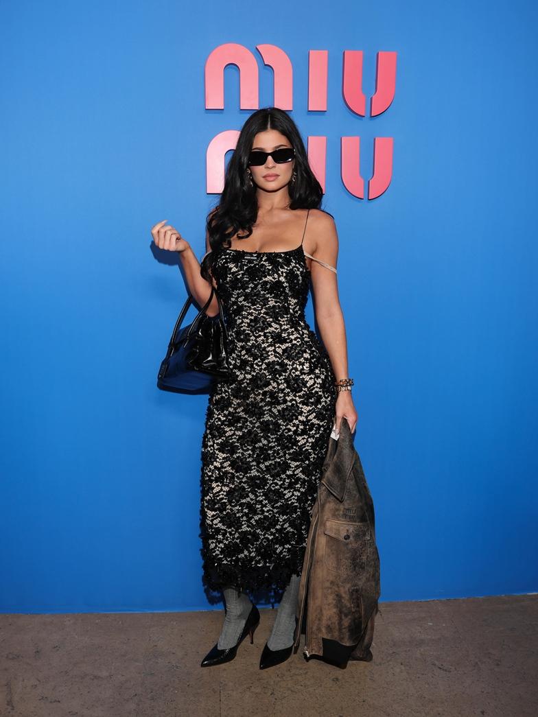 緊身蕾絲洋裝展現性感魅力，凱莉珍娜在Miu Miu大秀上依舊是火辣亮點。