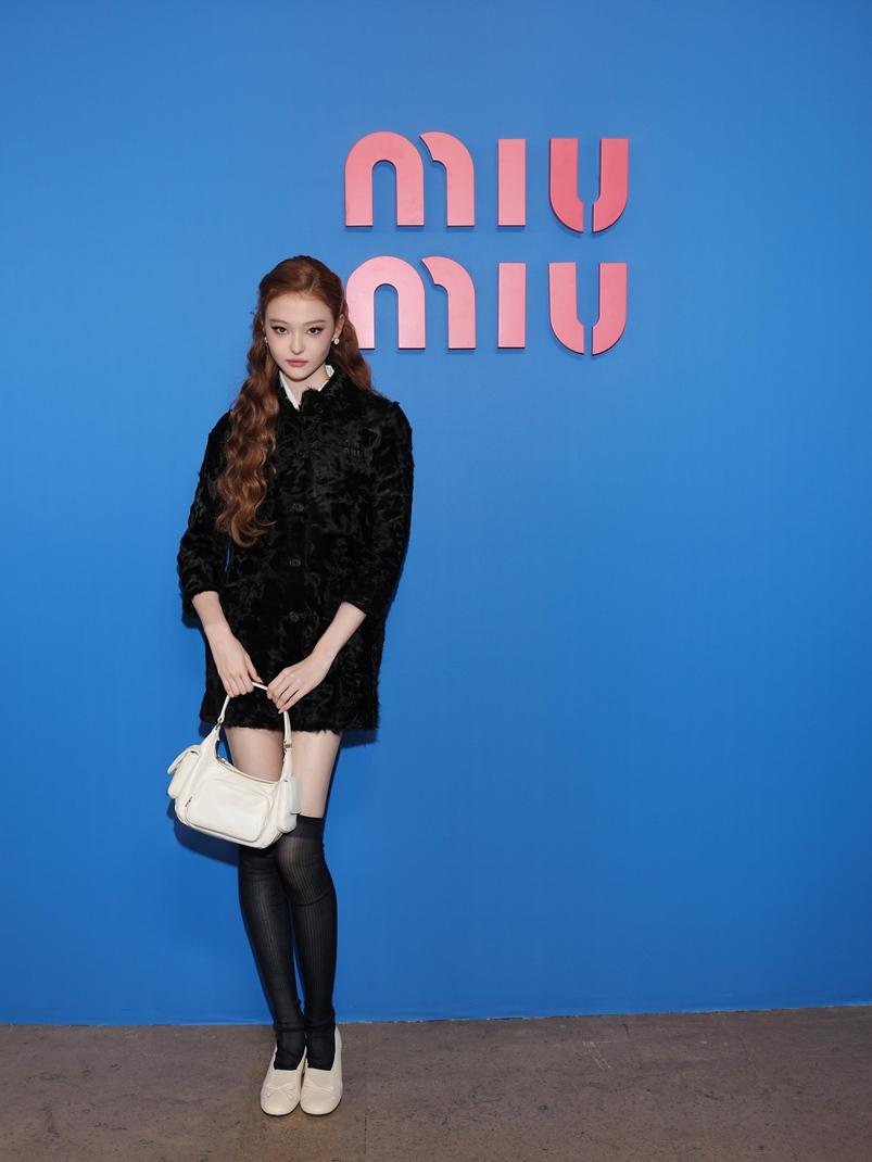 Ela Gross利用高冷與軟萌兼具的個人特質，成功駕馭Miu Miu黑色皮草外套。