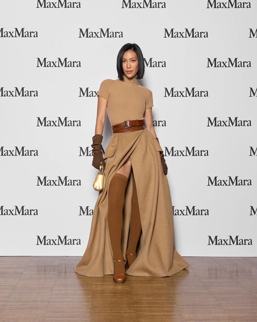 莫莉以Max Mara高衩裙裝結合手套等配件，演繹剛柔並濟秋日造型。