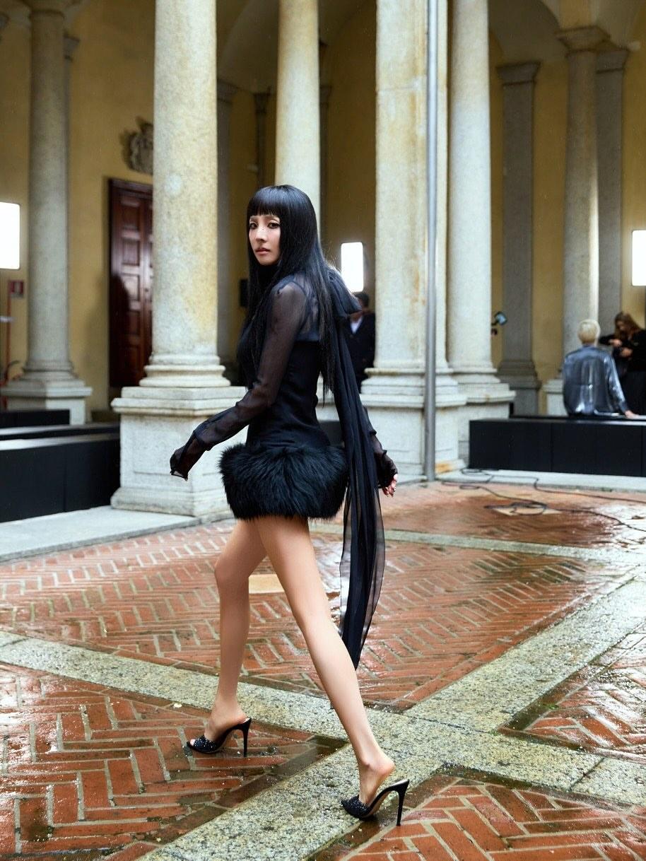 韓星Dara選穿迷你裙洋裝，巧妙拉長嬌小體態的身型比例。（翻攝IG@daraxxi）