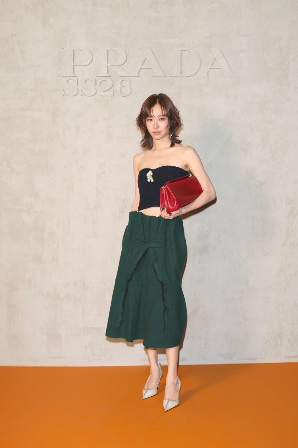 泰星Toey以心型領短版針織上衣搭配綠色抓縐裙，下身刻意放大的腰線比例，突顯纖細身段。