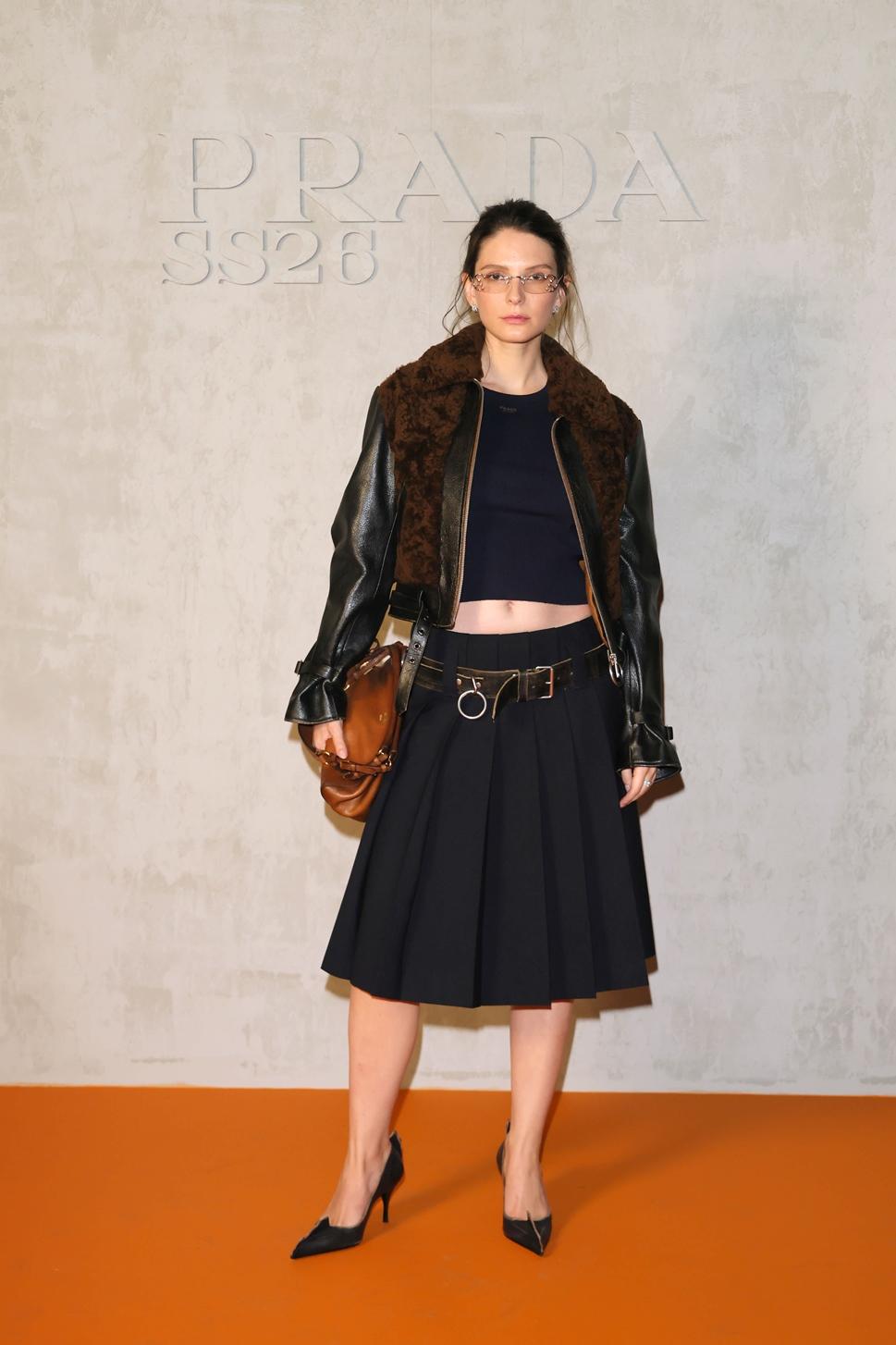 法國女星喬瑟芬妮喬比以百褶中長裙詮釋復古法式學院風格。