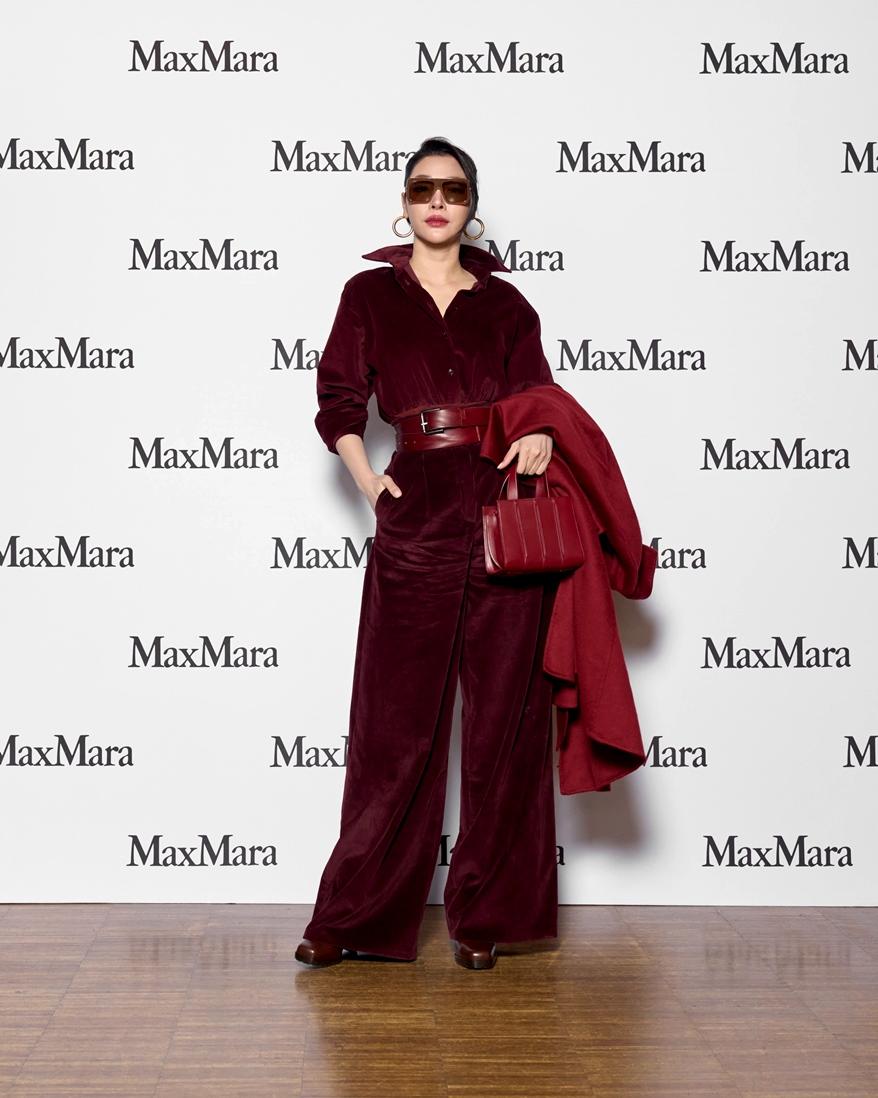 泰國女星Faye以一襲酒紅色褲裝穿出強勢風格，靠細節突顯個性風格。