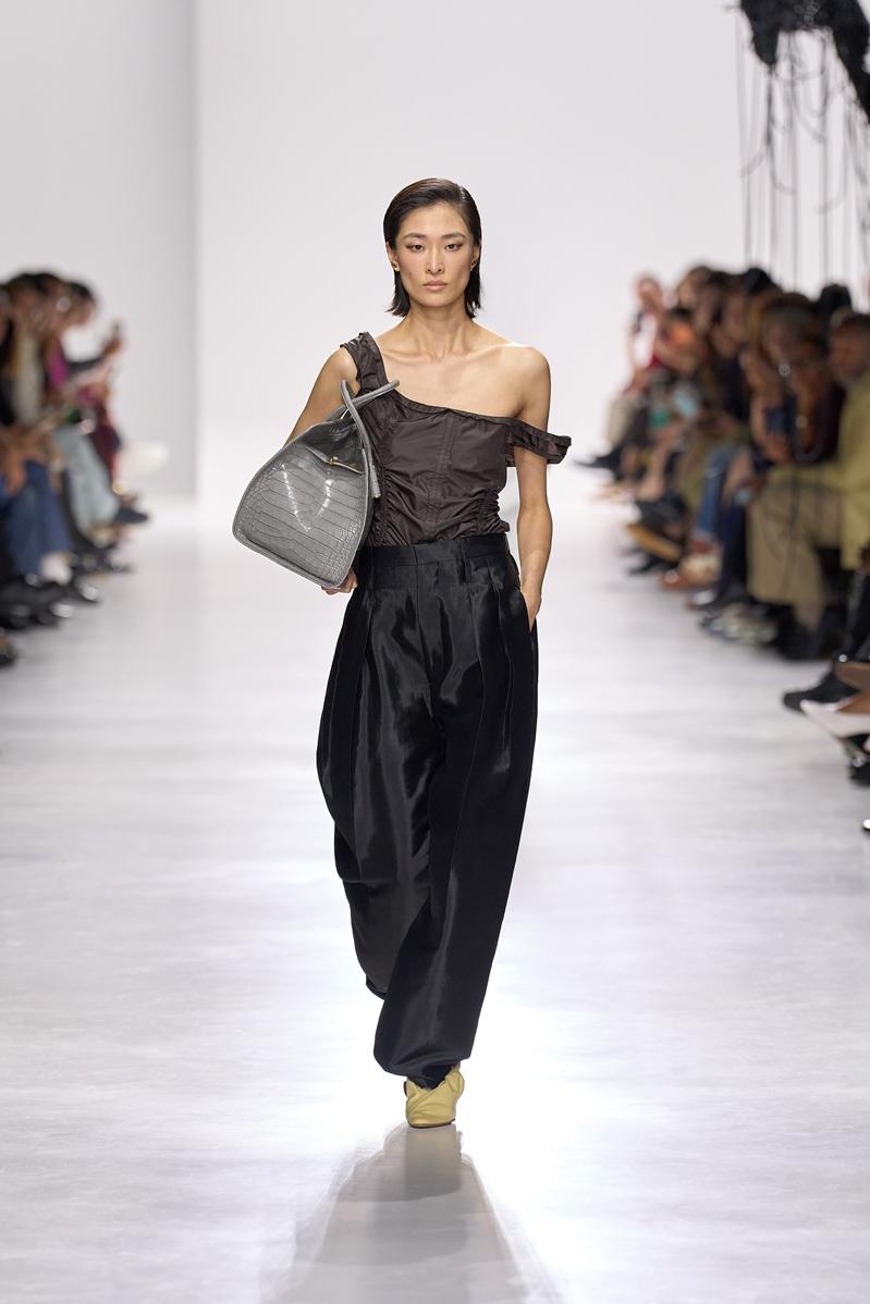 迎來新篇章的BOTTEGA VENETA以不對稱單肩設計與細緻壓褶，鬆動結構展現身體律動之美。