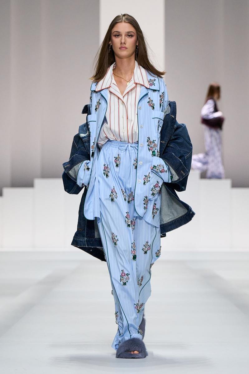 Dolce & Gabbana將閃耀寶石點綴於條紋睡衣之上，華麗演繹睡衣外穿的日裝風格。