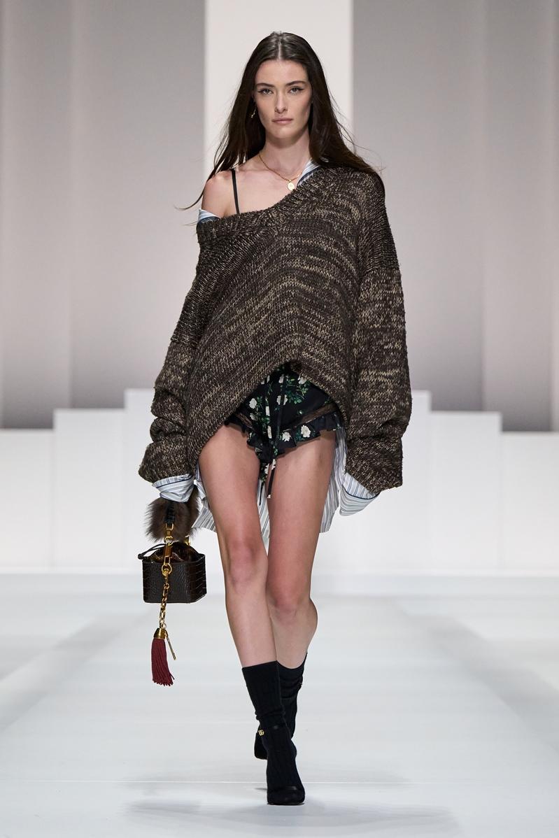 寬鬆針織衫覆蓋細肩內著與蕾絲短褲，Dolce & Gabbana透過解構手法演繹睡衣造型新可能。