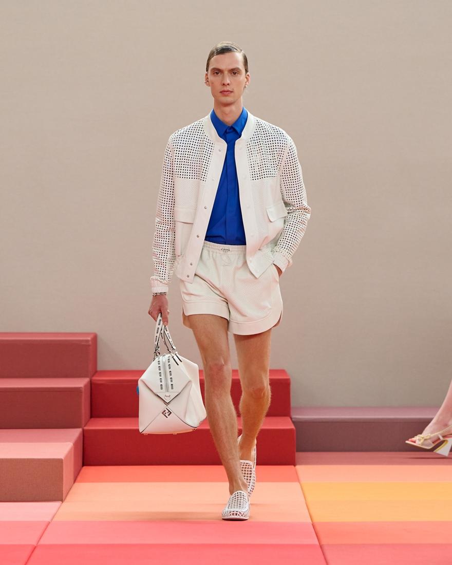 FENDI寬鬆抽繩褲搭配鏤空皮革棒球外套，遊走都會與休閒風格之間。