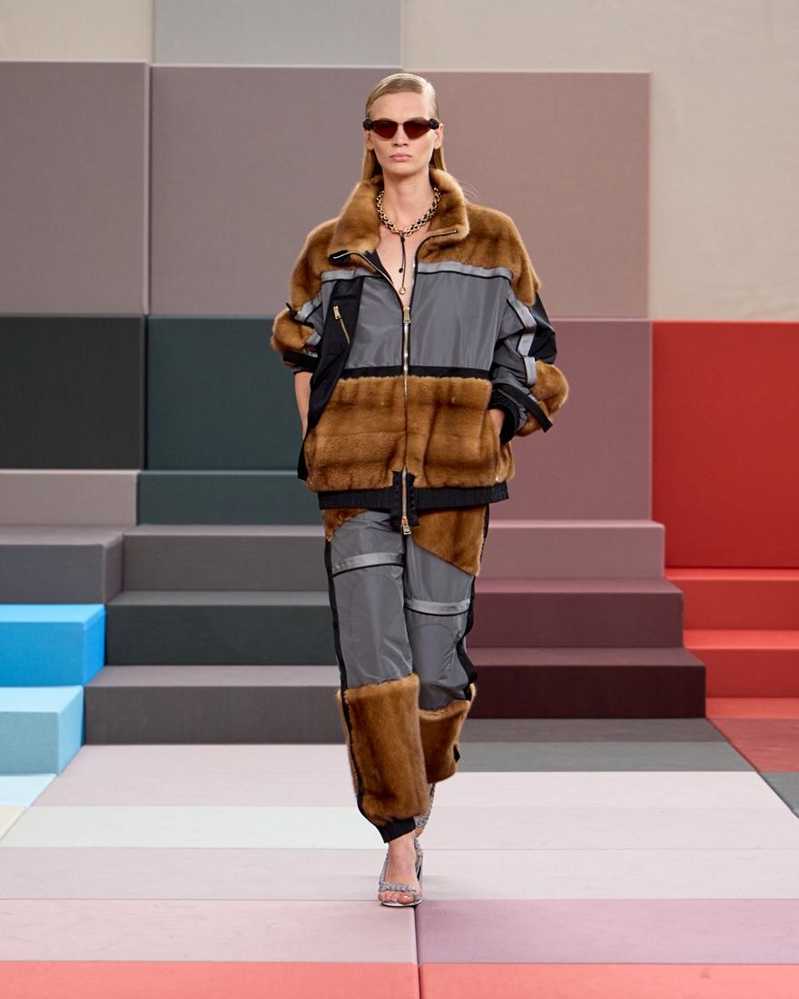 FENDI將絨毛材質與運動服廓形結合，精準平衡奢華與街頭風格。