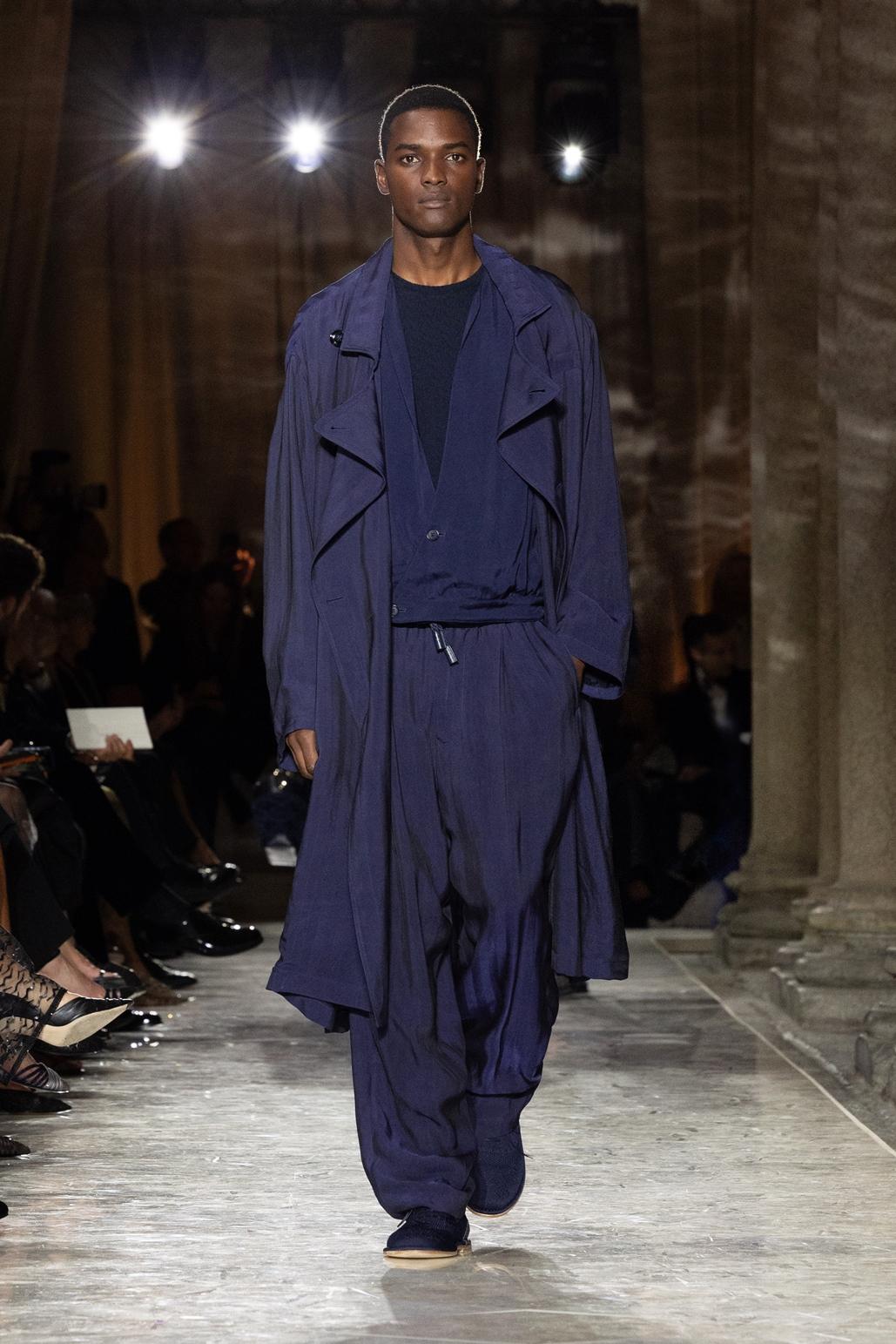 GIORGIO ARMANI以柔和的夜幕藍調，結合垂墜剪裁與層次搭配，強調行動時的優雅律動。