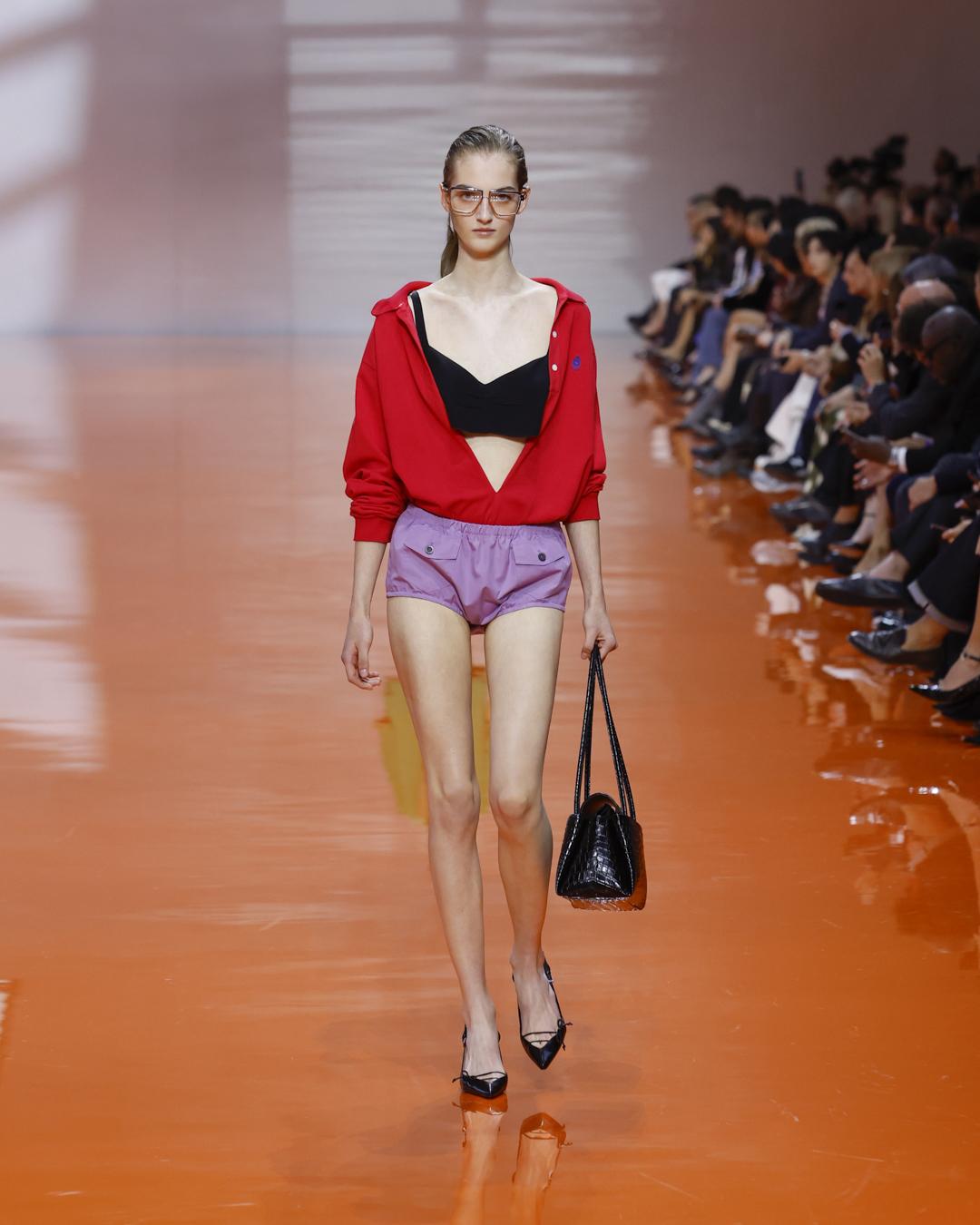 PRADA本季強調身體輪廓，刻意讓襯衫滑落、肩線外擴，搭配無結構胸衣勾勒鬆弛前衛的性感新姿態。