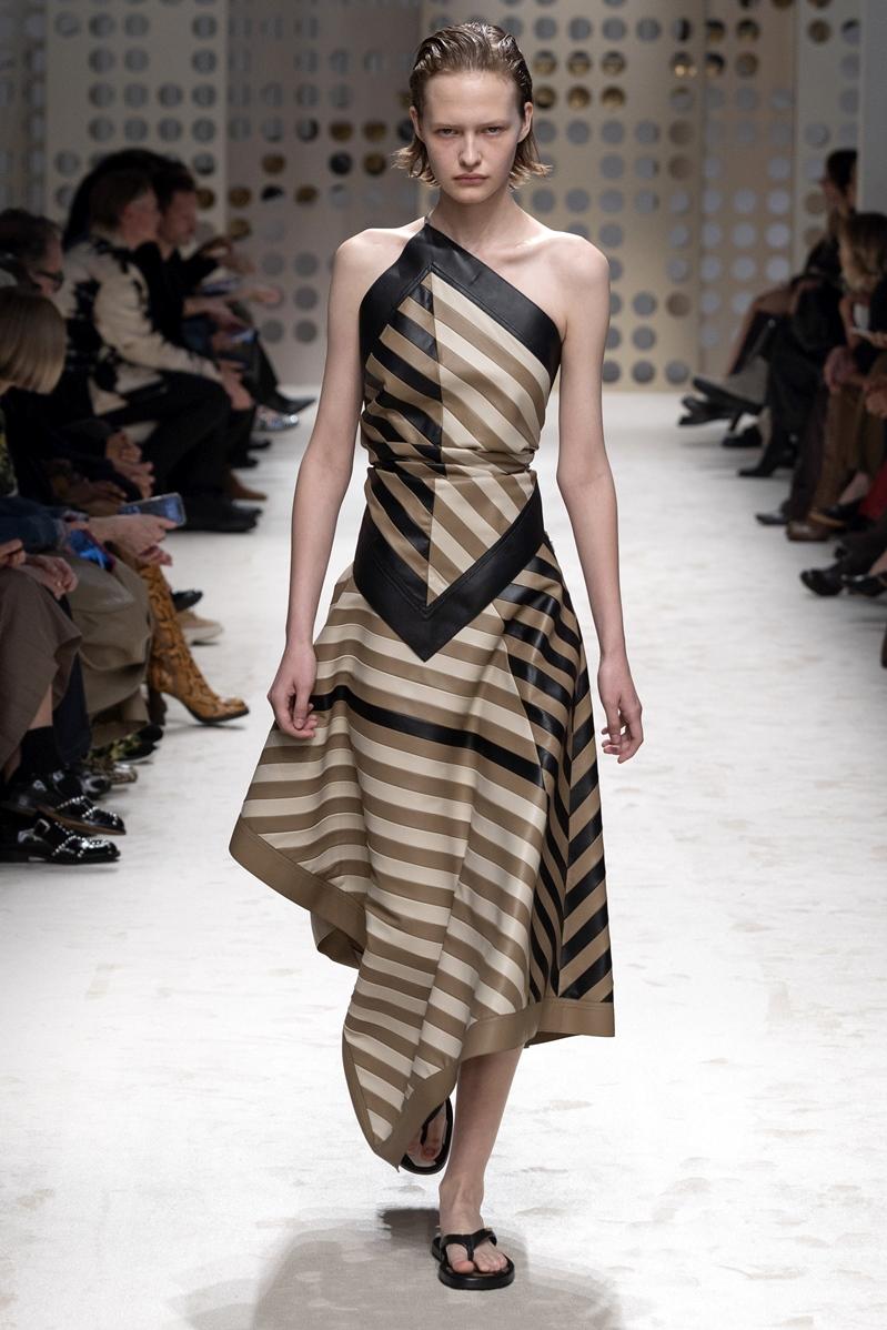 TOD’S以斜肩剪裁搭配幾何條紋設計，打破肩頸對稱規則，重新組構身體的視覺節奏。