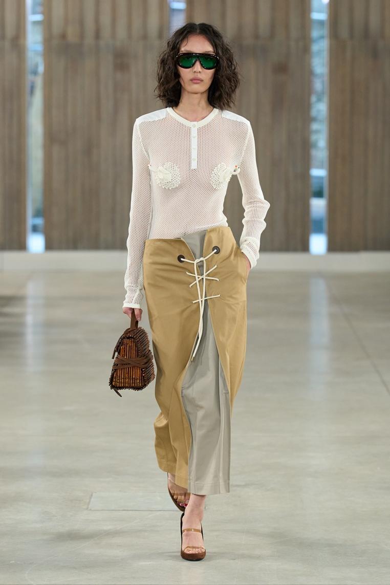 MOSCHINO強調打破框架再定義的設計精神，解構式設計刻意模糊腰線，巧妙調整腰臀比例。