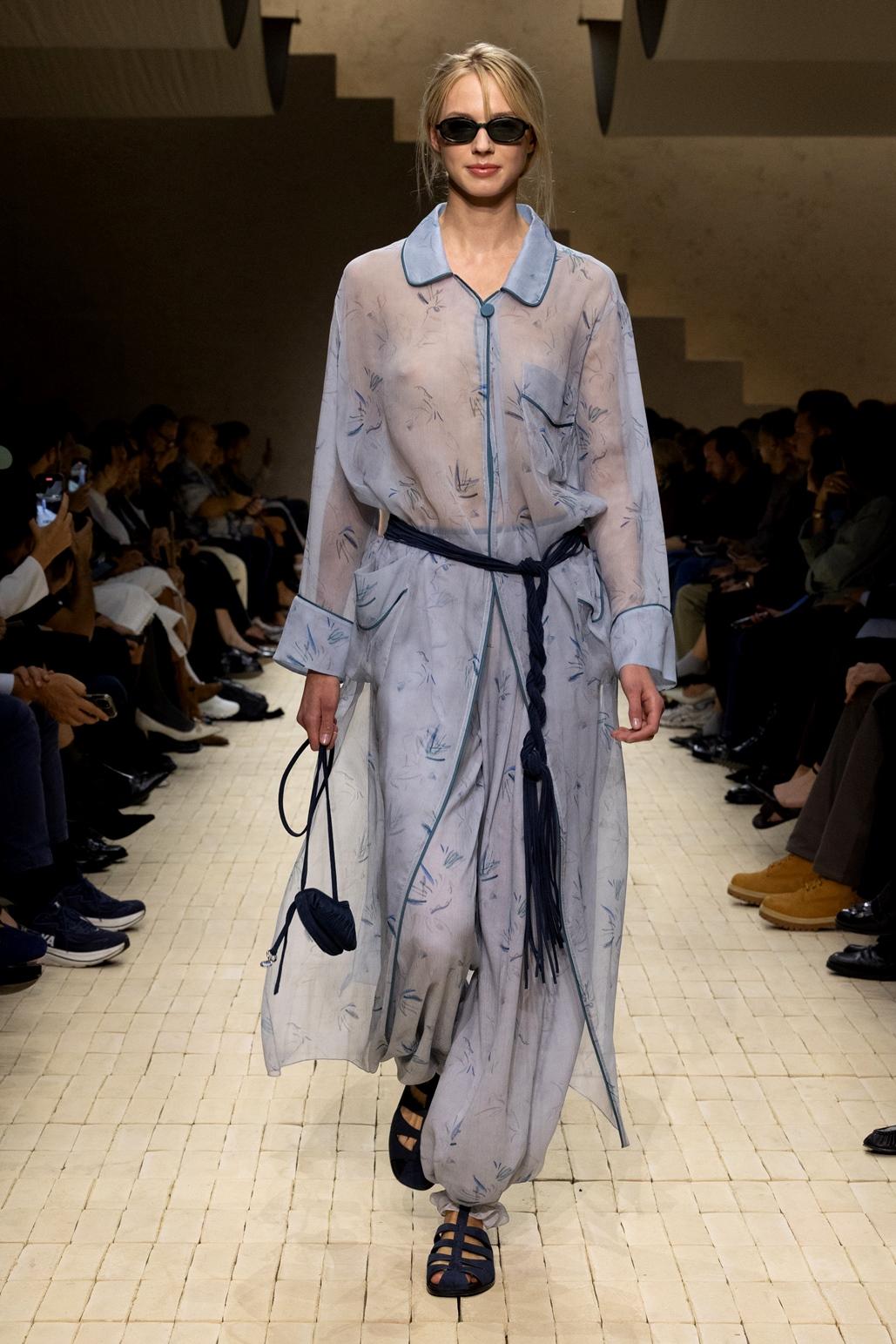 Emporio Armani以輕透印花與長版絲質面料，勾勒恬靜夢幻睡衣語彙。