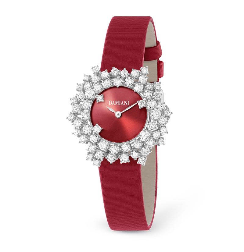 DAMIANI Mimosa含羞草18K白金鑽錶，火紅色太陽紋錶盤與火紅色緞面錶帶款，898,000元。（DAMIANI提供）